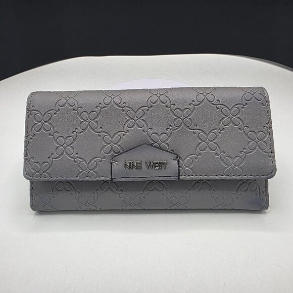 Nine West Reverse Emboss 9 Trifold Wallet Checkbook 13 CC Snap Soft Gray Preown - Picture 1 of 6